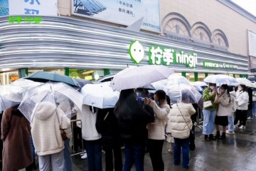 即使下雨也排出长龙的柠季柠檬茶，江汉路新店今日启幕